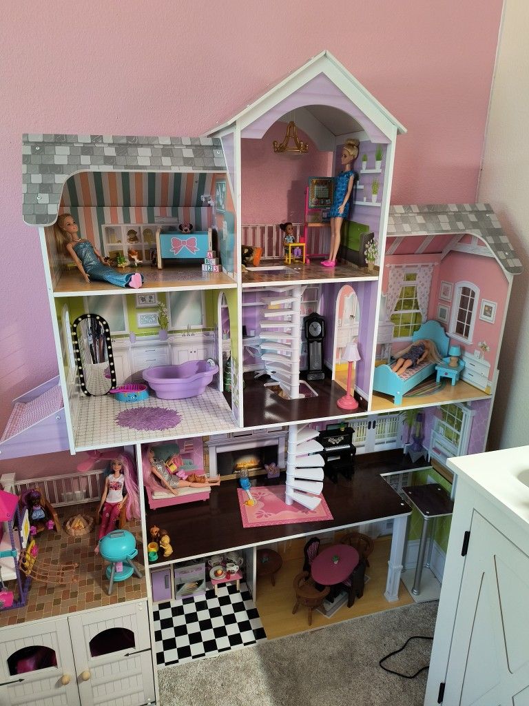 Hude Dollhouse With Furniture, Barbies And Accessories