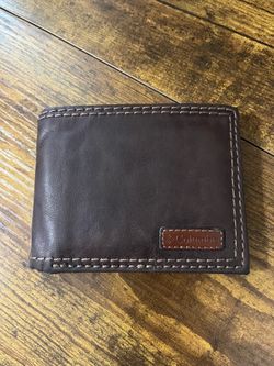Columbia Men’s leather wallet lined with plaid pattern