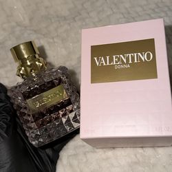 ✨ Valentino Donna EDP – The Ultimate "Cool Girl" Floral ✨