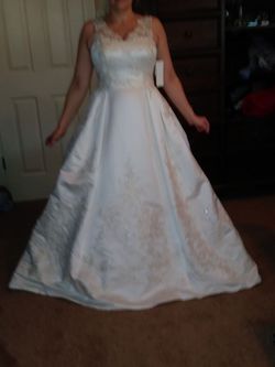 Gorgeous ivory wedding gown!!!!very long train Never Worn!!