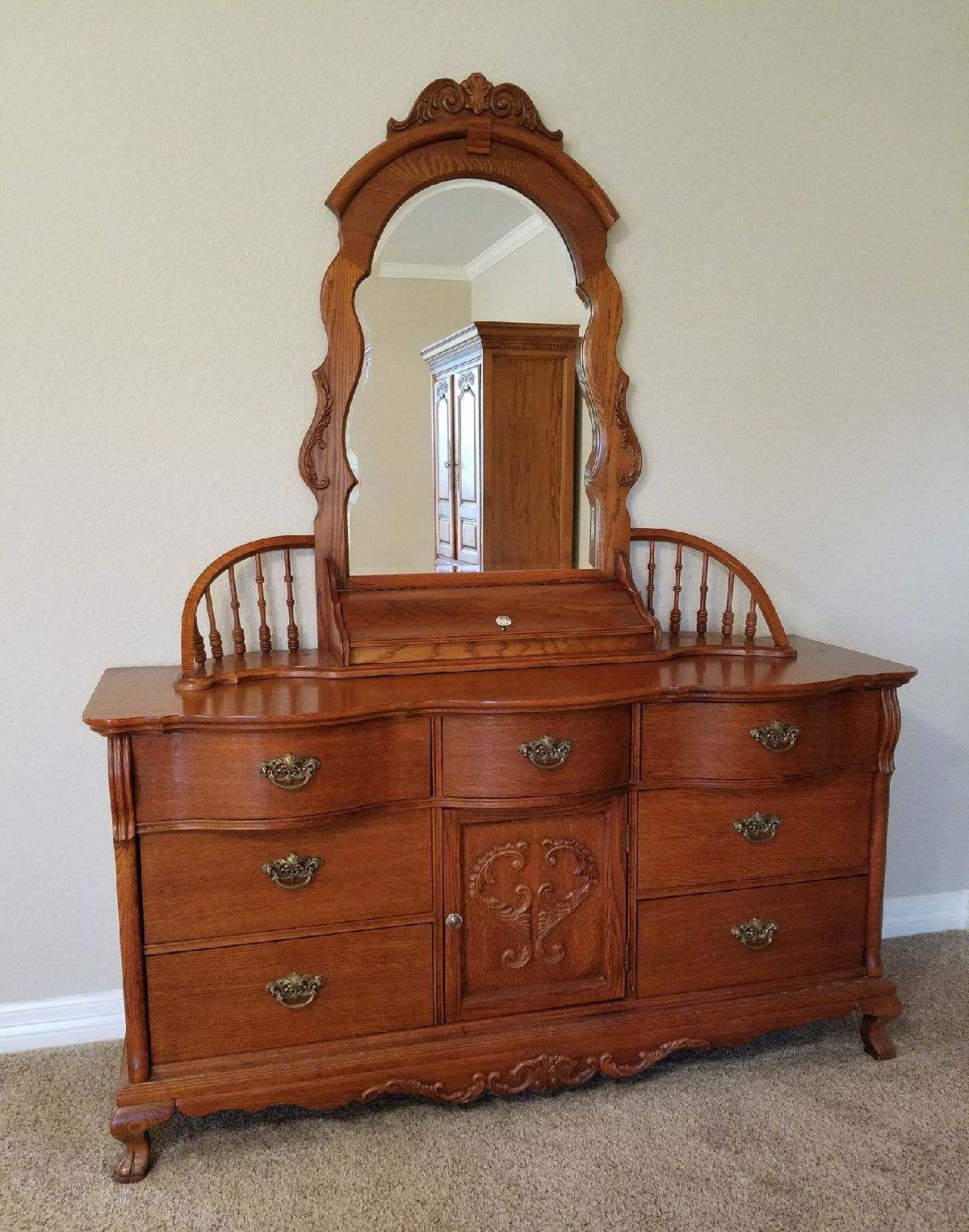 Beautiful Vintage Lexington Victorian Sampler King Bedroom Set for Sale
