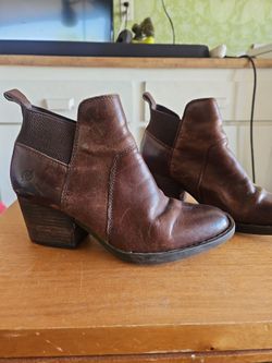Born Leather boots size 8 woman's comfortable soft
