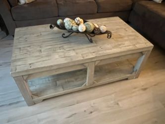 Farmhouse Style Lift Top Coffee Table