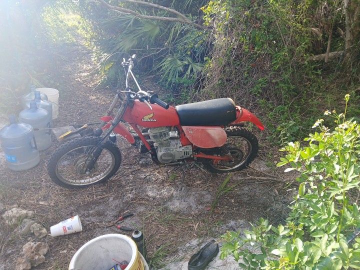 Nineteen seventy seven honda dirt bike