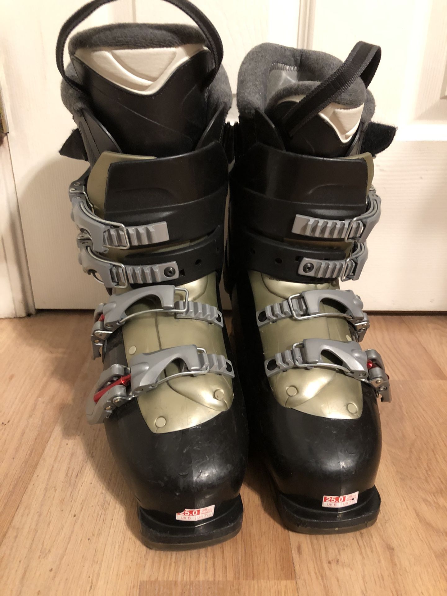 Salomon Ski Boots size 7 1/2 or 25.0 Ski Boots
