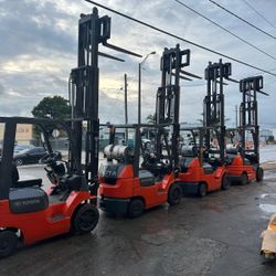 FORKLIFT TOYOTA......LIKE NEW