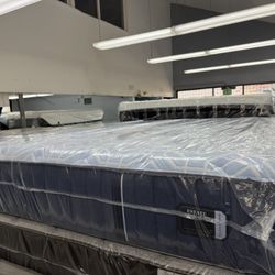 KING SIZE STEARNS & FOSTER ESTATE (SOFT) MATTRESS & BOX SPRINGS BED SET