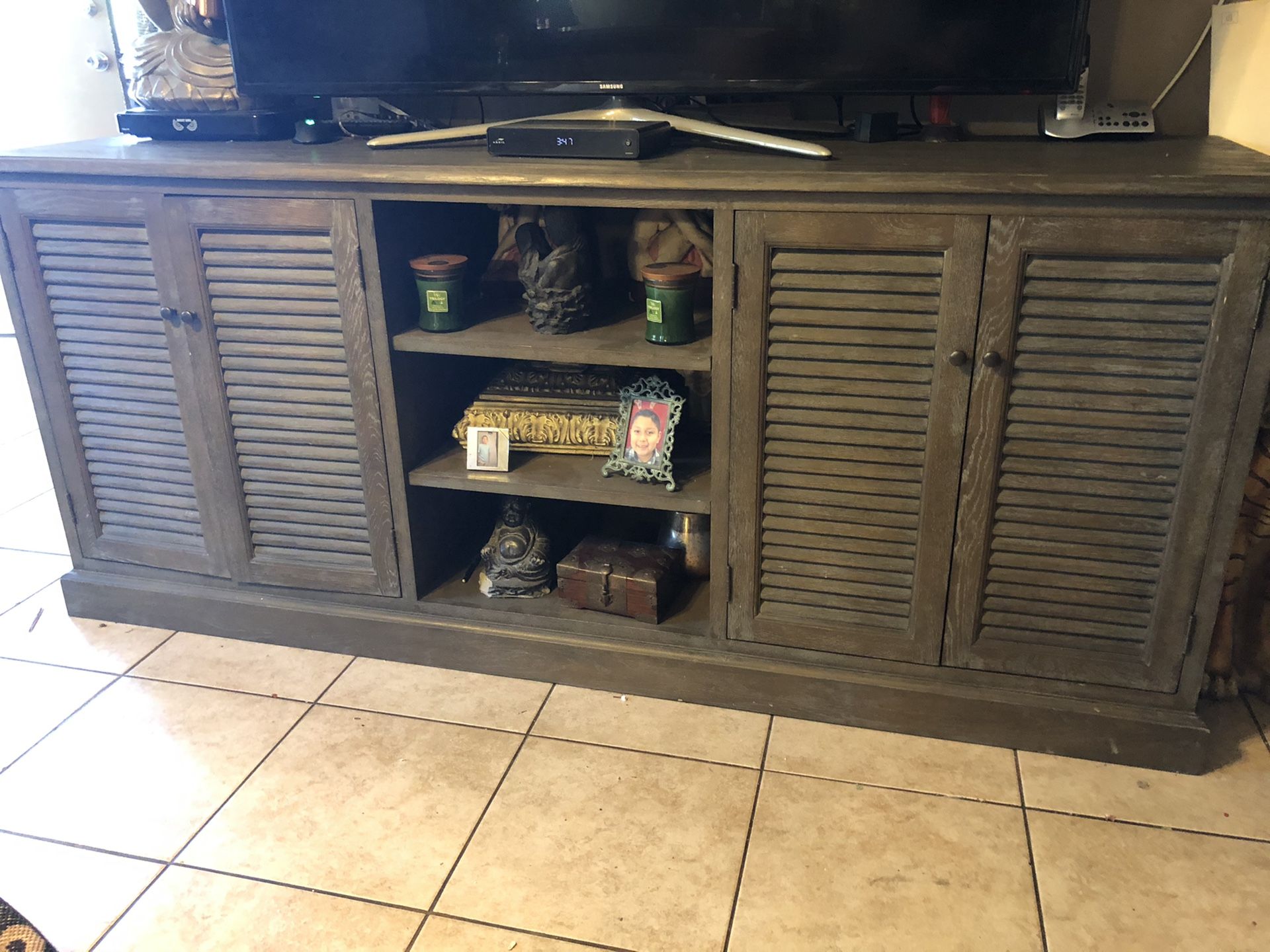 Modern Farmhouse Tv console/buffet cabinet in great condition