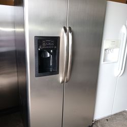 G/E Refrigerator Side By Side Stainless Steel Everything Works Good 👍