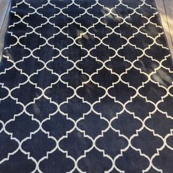 5 X 7 BLACK & WHITE AREA RUG.