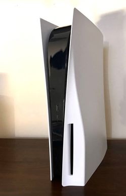 PS5 DISC SYSTEM WITH NEW CONTROLLER AND GAMES $650 FINAL PRICE READ DESCRIPTION AND SEE ALL PICTURES
