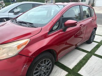 2015 Nissan versa SV hatchback