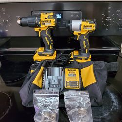 Dewalt 2 tool combo kit with 2AH, 4AH batteries, bag and charger brand new never used Hablo español