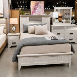 Beautiful 4 piece queen size bedroom set