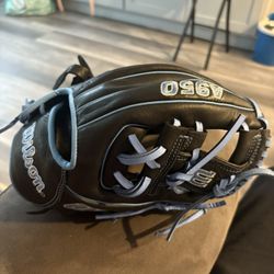 New Wilson A950 Glove 