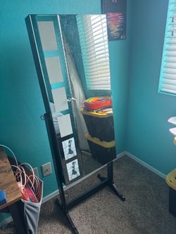 Jewelry mirror cupboard