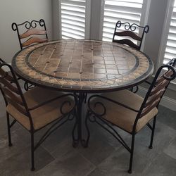 Table with 4 chairs (natural colors)