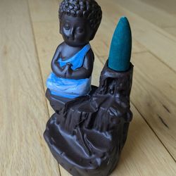 Meditating Buddha w Cone Incense Burner. Smokey Waterfall Illusion. 5"x3". Handcrafted Artisan. 

Comes with 10 incense cones.
