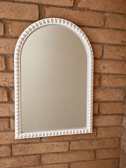 White Arched Farmhouse Wall Mirror – Distressed Beaded Frame Mirror