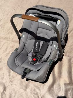 Nuna Pipa Carseat/Base