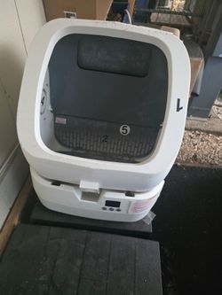 Self cleaning cat litter box