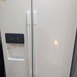 Samsung Side-by-Side Refrigerator with Ice & Water Dispenser – White – Works Great