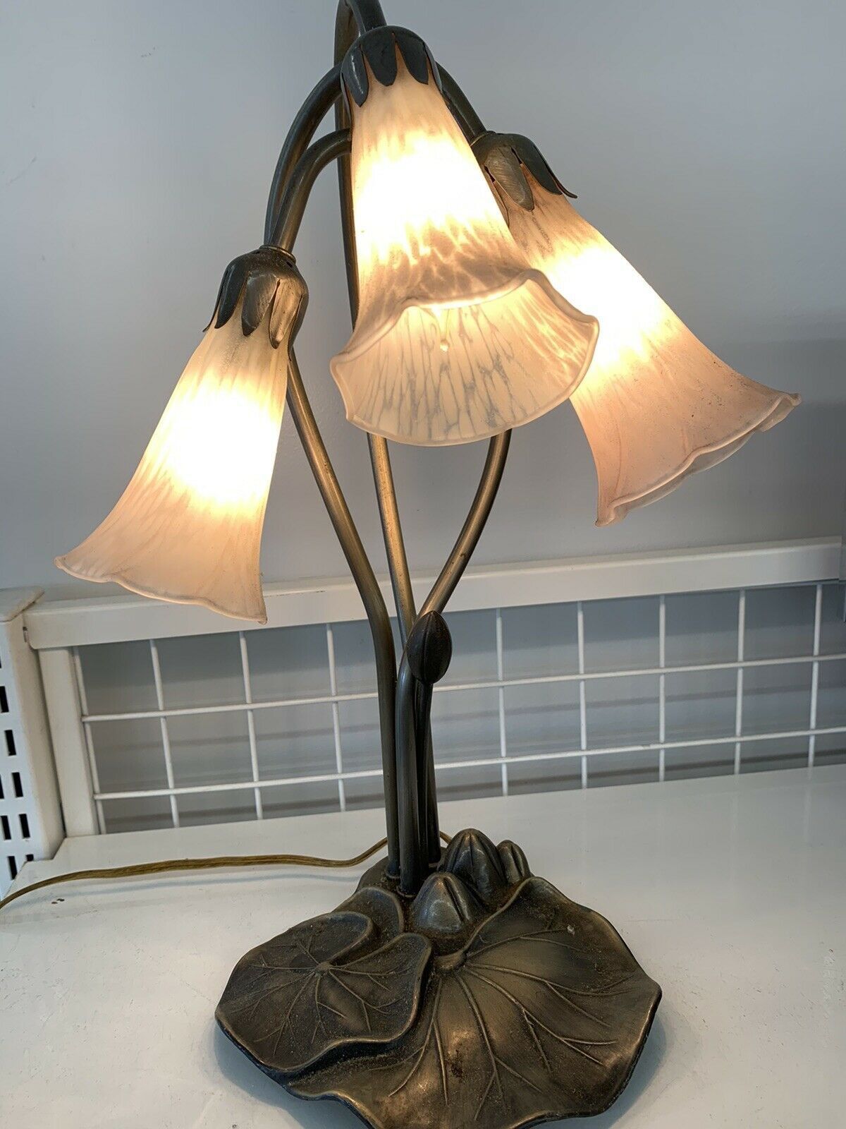 Tiffany Style Tulip Lamp LilyPad 3 Shades for Sale in North Las Vegas