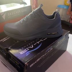 Men’s Skechers 8.5