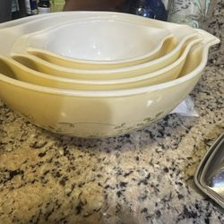 Vintage Pyrex Shenandoah Cinderella Nesting Bowls