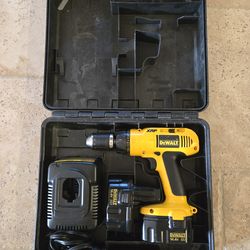 DEWALT DW990 1/2" VSR cordless adjustable clutch drill/driver with charger & 2 XR batteries