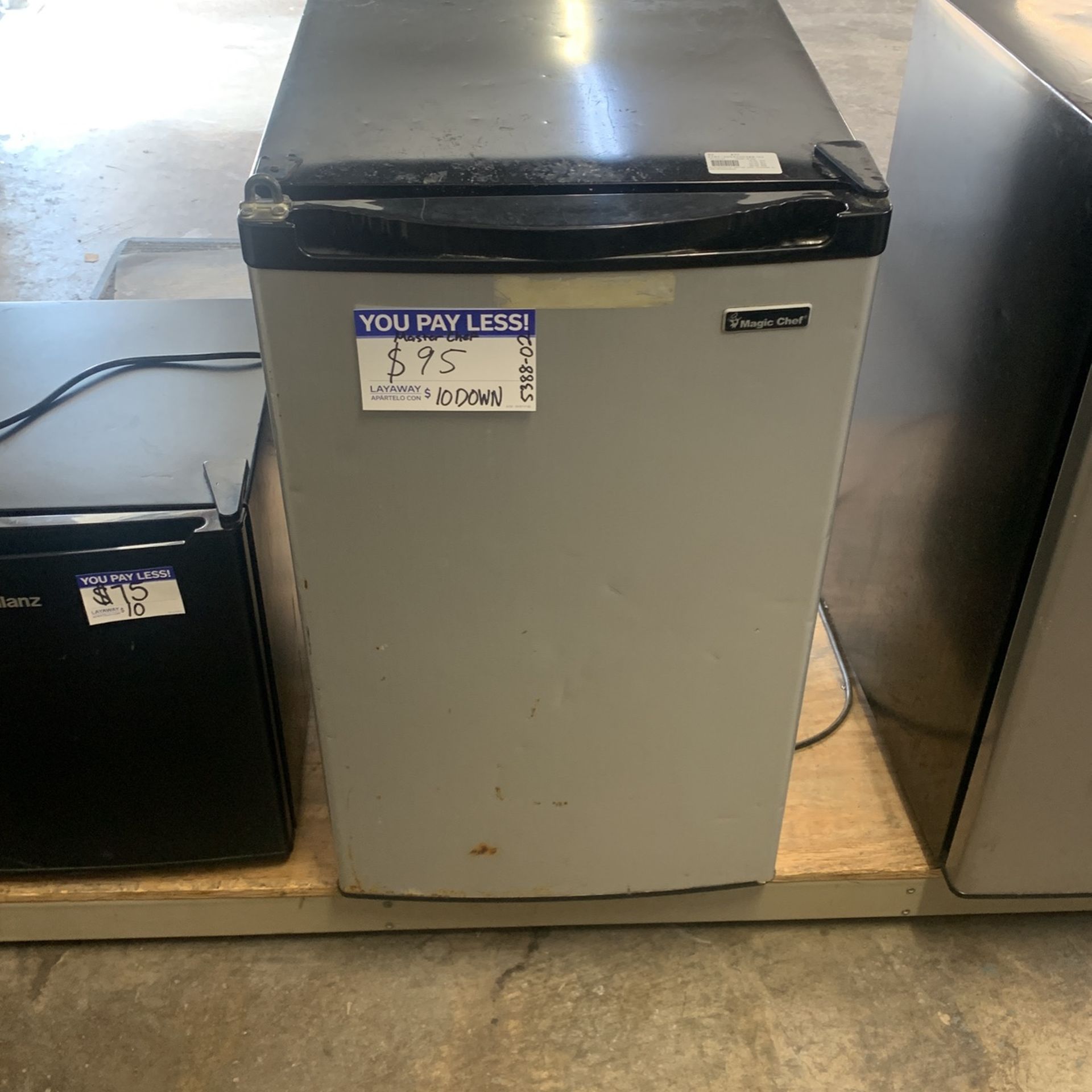 GOOD CONDITION FRIGIDAIRE MINI FRIDGE