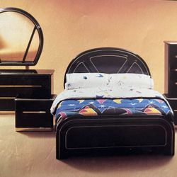 5 piece Bedroom Set w/ Queen Size Bed 