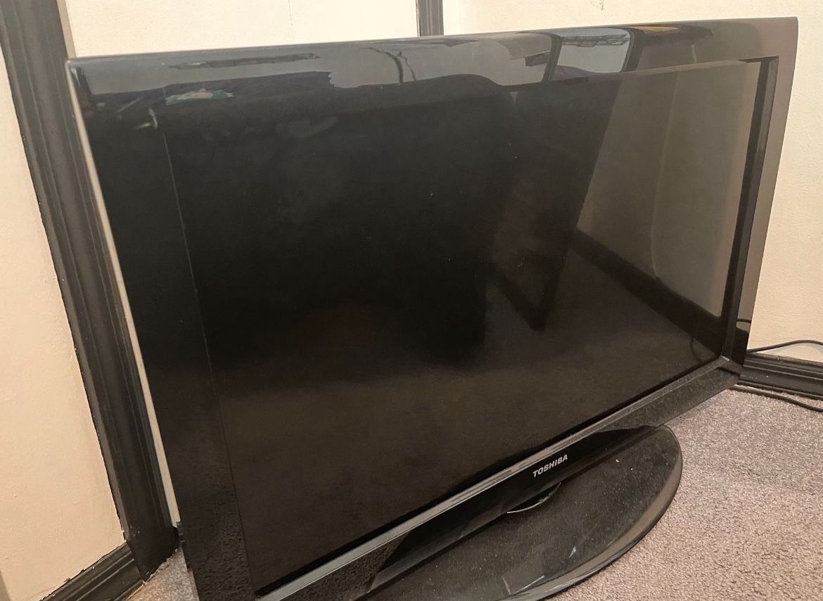 TOSHIBA FLATSCREEN TV 32in W/ Control - 120 Volt