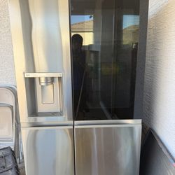 LG Refrigerator Everything Works 