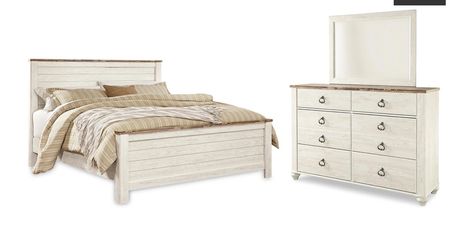 Queen Size Bed and Dresser/Mirror