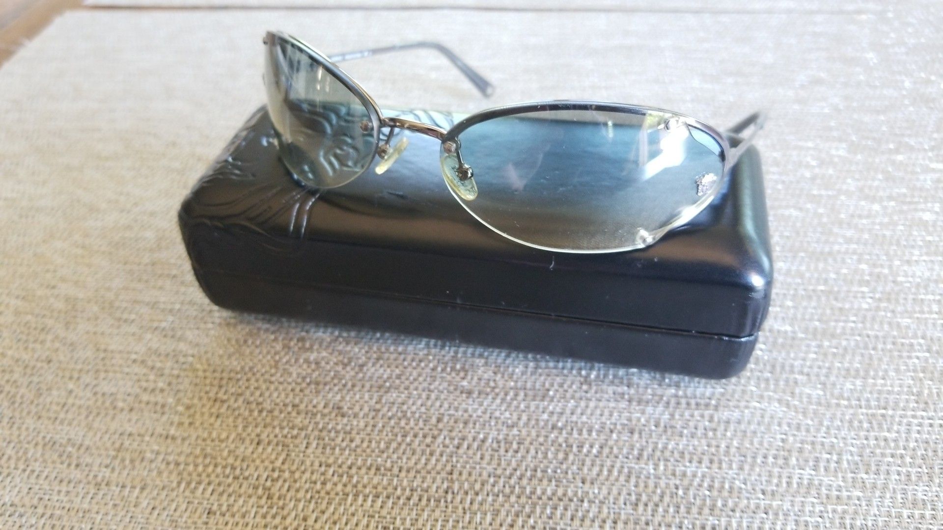 Genuine authentic Versace sunglasses with case - www.joarbit.com