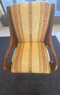 ANTIQUE WOOD DECORATIVE CHAIR