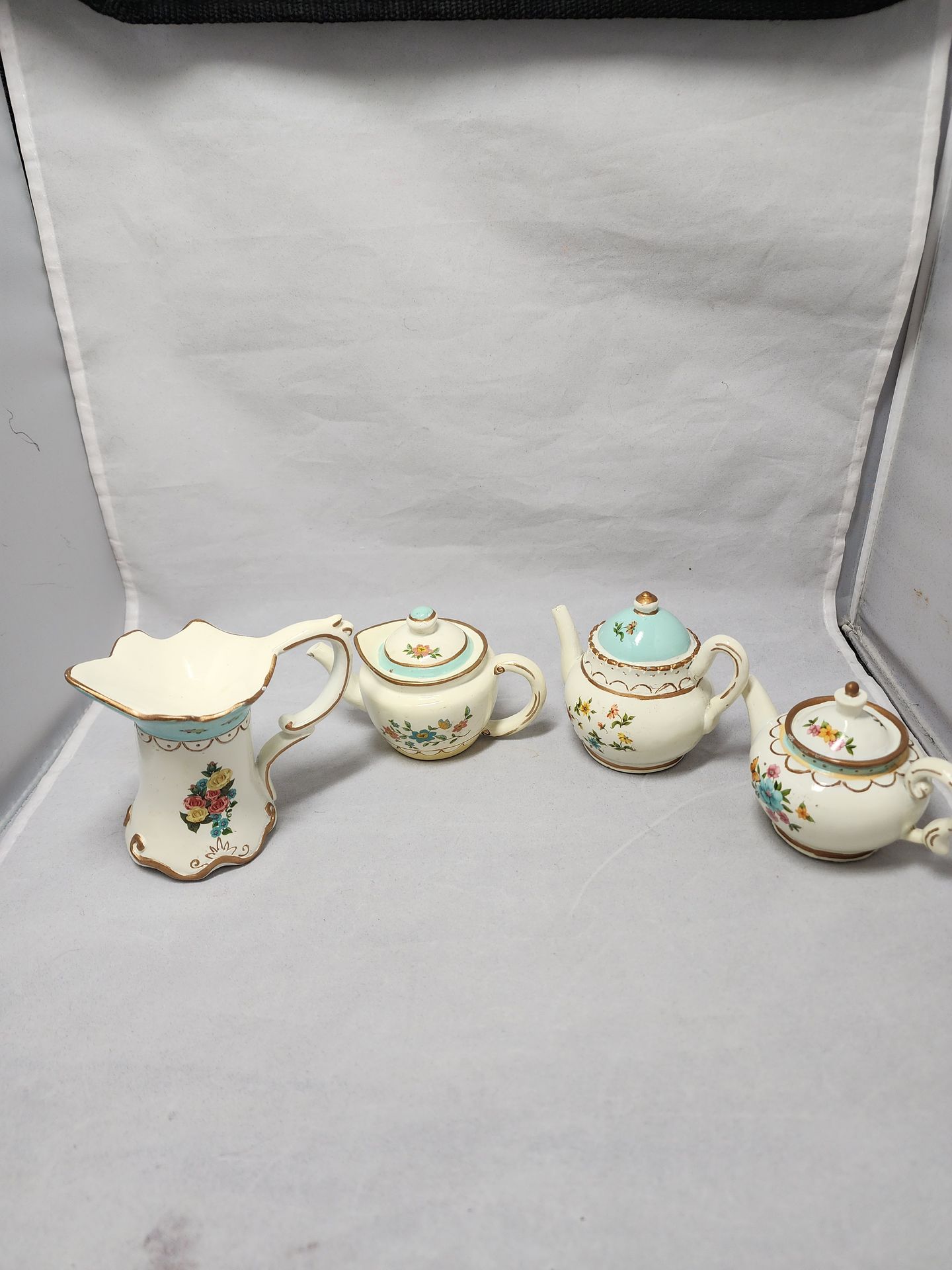 Set of 4 WMG 2013 Miniature Treapots
See photos and desc. SOLD AS A SET.Avondale