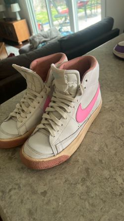 White pink Nike’s