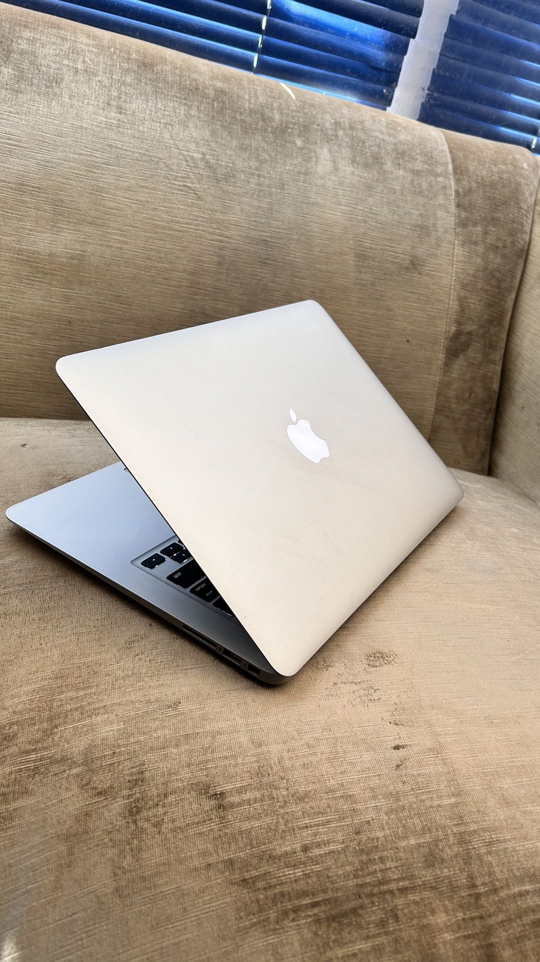 Apple MacBook Air 13” I5/8GB/256GB SSD $200