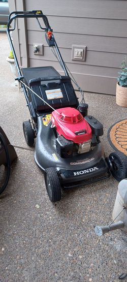 Very nice Honda HRC 216 self-propelled commercial grade mower