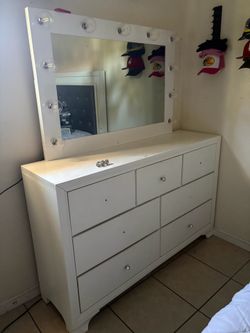 Vanity dresser