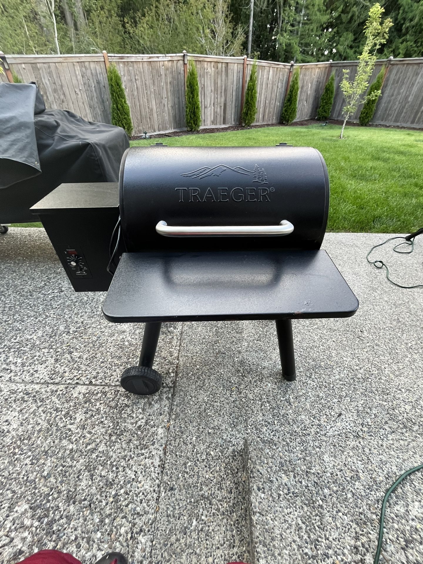 TRAEGER BRONSON 20 PELLET GRILL - BLACK