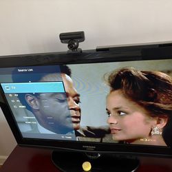 SAMSUNG 32'' TV & Stand With Remote in Excellent Condition - # LN32C350D1D