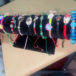 En venta pulceras   dos por  5  nuevas 