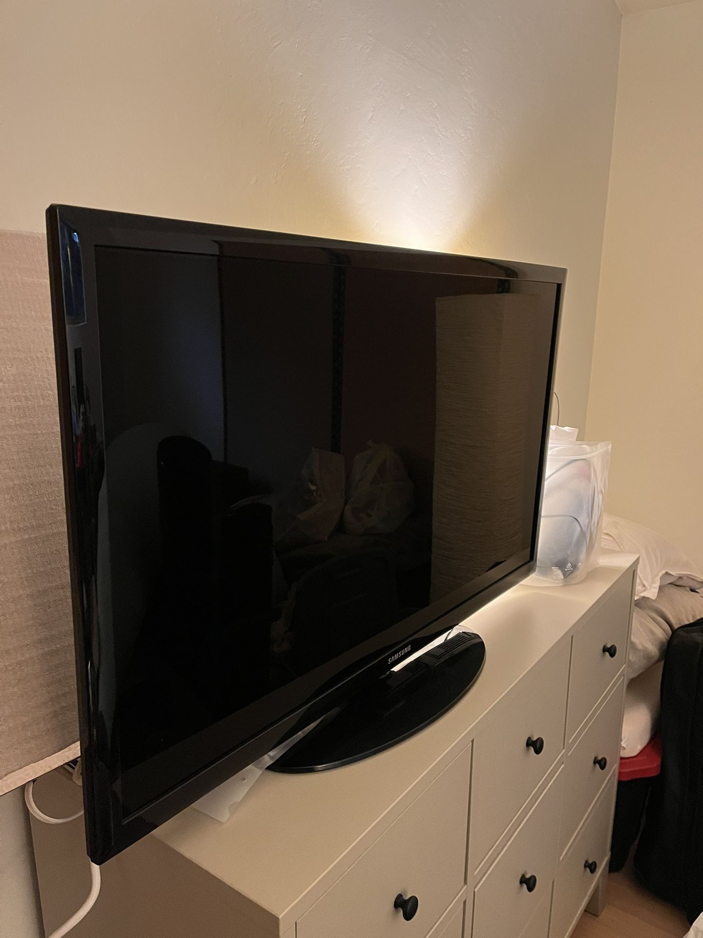 📺TV 37 inch. Works great! Comes with remote and like new Firestick.