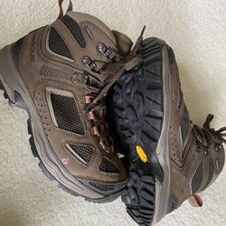 Like New Mens 7  Waterproof Hiking Boots by Vasque
