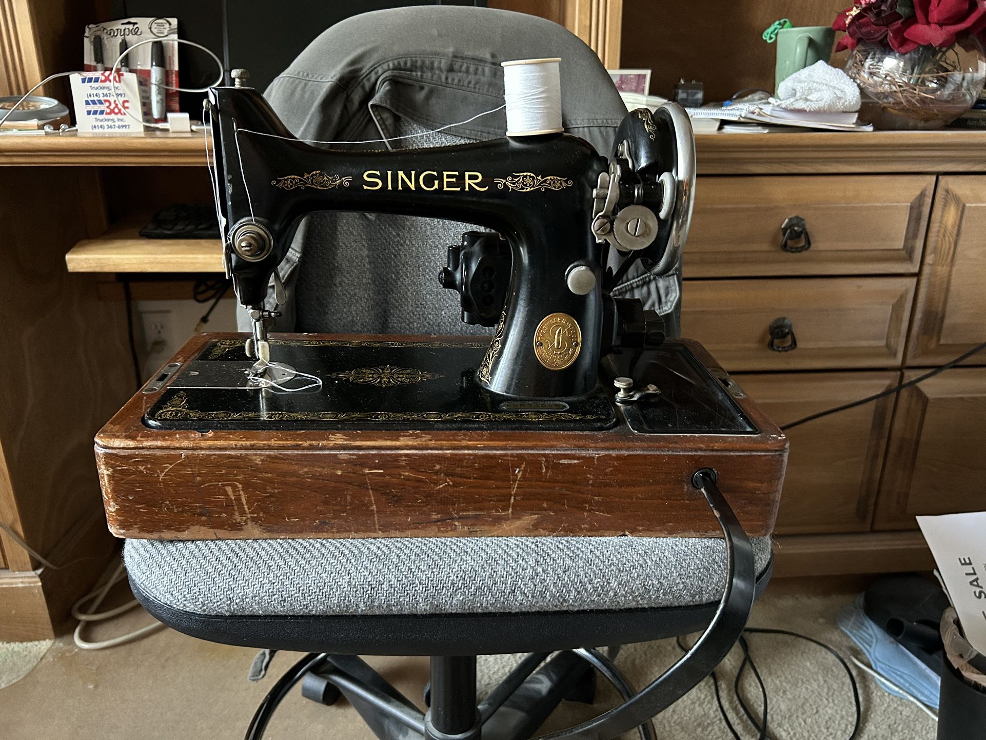 1935 Singer Model 99K-13 Sewing Machine With Knee Control