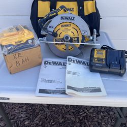 XR 7 1/4” Circular Saw 8 .0 AH Battery , Charger & Bag