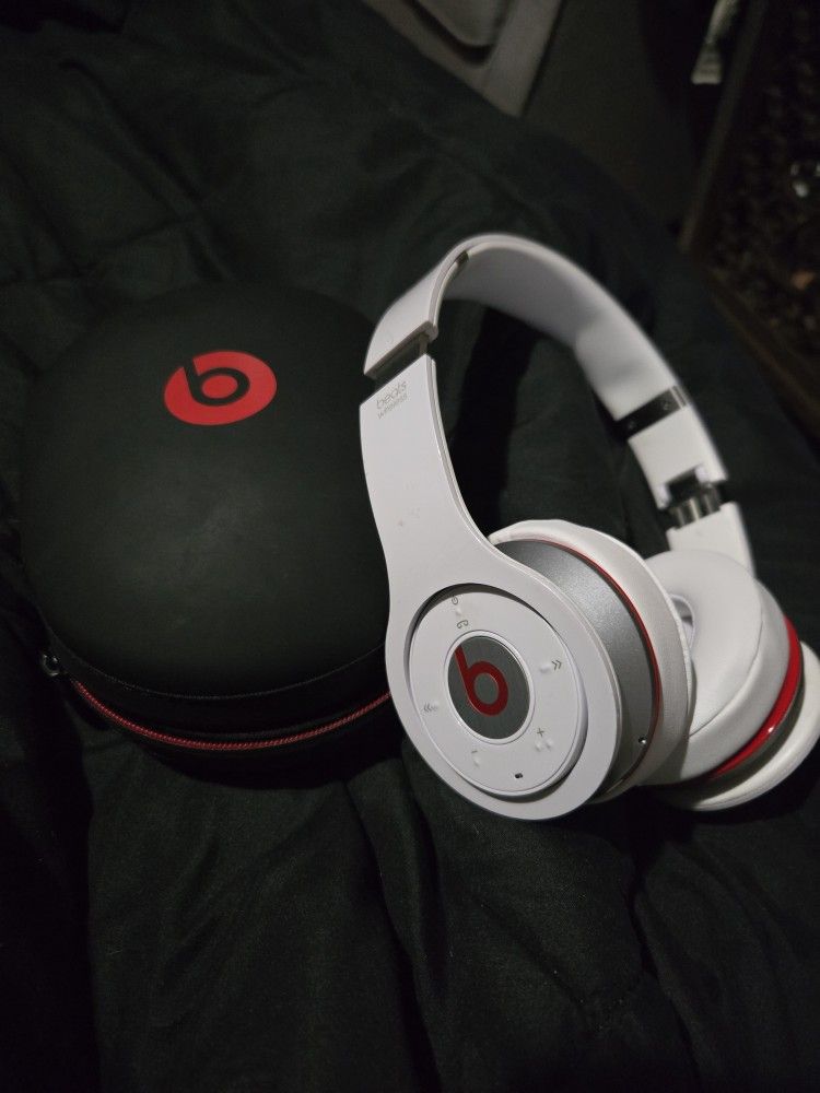 Beats Solo 3 Wireless Headphones Excellent Condition With Case And Charger